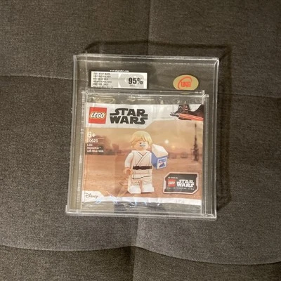 LEGO STAR WARS LUKE SKYWALKER BLUE MILK UKG,95%,GOLD, GRADED - Image 1 of 4