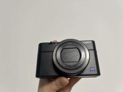 Sony RX100 III – ZEISS 24-70mm Lens (F1.8-F2.8), Pro-Grade Optics - Image 1 of 4