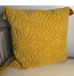 Almohada Opalhouse Jungalow 18 x 18 con borlas color amarillo mostaza nueva - Imagen 1 de 6