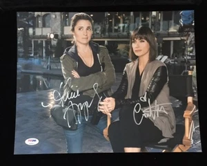 UNREAL SHIRI APPLEBY & CONSTANCE ZIMMER AUTOGRAPHED 11" x 14" PHOTO PSADNA - Picture 1 of 1
