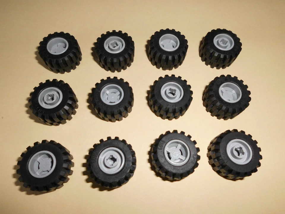 Lego (6014bc01) 12 Reifen mit Felge(Kreuzloch) 11mm D.x12mm in hellgrau aus 7894 - Bild 1 von 1