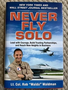 *Signed* Never Fly Solo by Lt. Col. Rob “Waldo” Waldman (2010, Hardcover) - Imagen 1 de 9