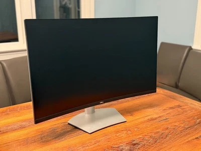 Dell 32" Curved 4K UHD Monitor - Silver - Image 1 of 4