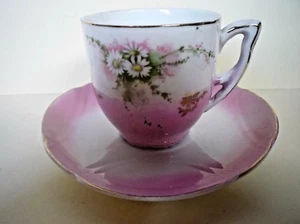 Lavendelfarben verzierte Tasse und Untertasse - Bild 1 von 4