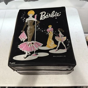 VINTAGE 1962 BARBIE COLA DE CABALLO ESTUCHE ARMARIO Baúl con Accesorios - Imagen 1 de 5