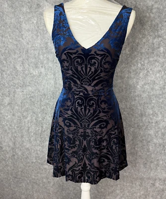 Vestido Aqua Pequeño Terciopelo Burnout Calce y Acampanado Azul Ilusión Barroco Romántico Gótico Foto 1 de 4