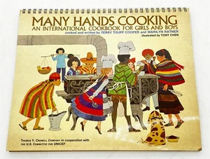 ThriftCHI ~ Many Hands Cooking - International Children's Cook Book - 1974 - Imagen 1 de 10