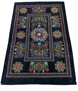 De Colección Uzbeko Suzani Hecho a Mano Bordado en Mantel de Terciopelo Colgante de Pared 53"x80" - Imagen 1 de 14