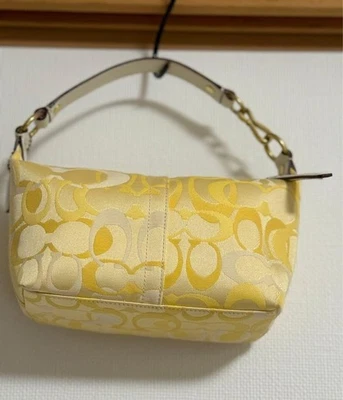 Bolso de mano Coach Signature bolsa de lona amarillo para damas Foto 1 de 4