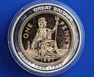 Britische Währung versilberte Medaille 50 mm, Elizabeth II Penny ** [29974] - Bild 1 von 4