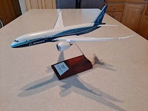 Boeing 787 Dreamliner mit Holzständer: Hogan: 11 1/2 Zoll lang: 12" Spannweite - Bild 1 von 14