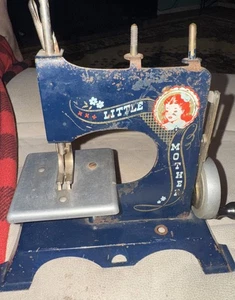 1940er Vintage Little Mother handgesteuerte Spielzeug Nähmaschine - funktioniert schwarz - Bild 1 von 4