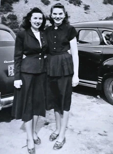 Vintage Schwarz/Weiß Foto zwei junge hübsche Frauen in Kleidern vor Autos 40er Jahre - Bild 1 von 3