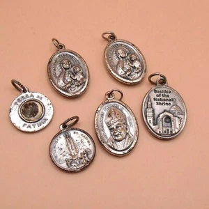 Lot de 6 médailles religieuses - Terra De Fatima, Pape François, SS Jeanne Paul II - Photo 1 sur 3