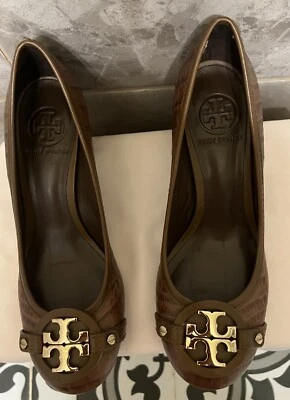 TORY BURCH AMY 7.5 M BROWN GOLD T LOGO BANDED BLOCK MID HEEL PUMPS - Image 1 of 4
