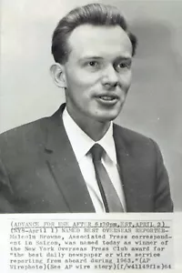 Foto de prensa 1964 periodista estadounidense Malcolm Browne, ganador del Premio Pulitzer - Imagen 1 de 2