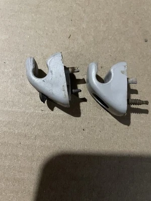 Lote de clipes (2) e parafusos para quebra-sol cinza claro Jeep Cherokee 1983-2001 - Imagem 1 de 4