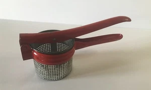 VINTAGE - 50er Jahre Metall Kartoffelpresse mit roten Griffen und Rahmen Stampfer Sieb - Bild 1 von 8