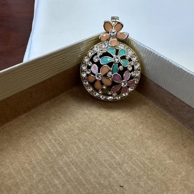 NUEVO COLGANTE FLOR ESMALTE PASTEL FIRMADO NOLAN MILLER, RODEADO DE CRISTALES  Foto 1 de 4