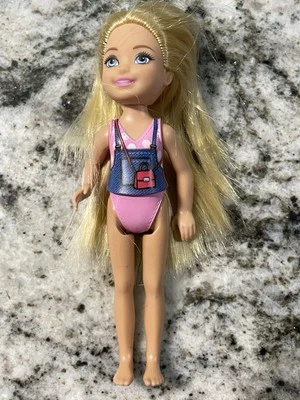 2014 Mattel Barbie Little Sister Kelly Muñeca 5" Figura Traje Rosa Chaleco Azul Foto 1 de 4