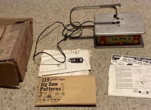 Sierra de trabajo vintage BMI Jig Saw Jr litografía de hojalata con caja de instrucciones patrones década de 1950 - Imagen 1 de 11