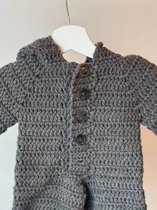 Selbstgestrickter Baby Strampler mit Kapuze aus Wolle, für Jungen - Bild 1 von 3