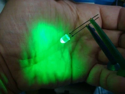 UN Lote 500 LEDES VERDES BRILLANTES HLMP-HM59 sueltos y de forma ovalada -- NUEVO y SIN USAR Foto 1 de 4