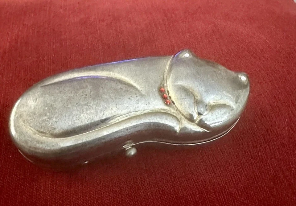 Caja de baratija vintage plateada para gato con piedras y un alfiler para gato. Terciopelo forrado con espejo. Foto 1 de 4