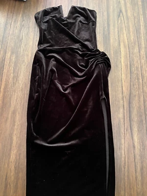 Vestido Vaina Sin Tirantes Talla Pequeña Negro Terciopelo Cremallera Trasera Mujer Bonita Foto 1 de 4