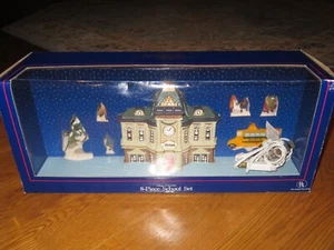 Nuovo SET SCUOLA 8 pezzi illuminato HOLIDAY TIME Village da collezione con People & BUS - Foto 1 di 5