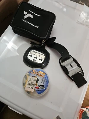 Cartão de pontuação eletrônico de golfe Brookstone com estojo de couro picos de golfe e bolsa - Imagem 1 de 4