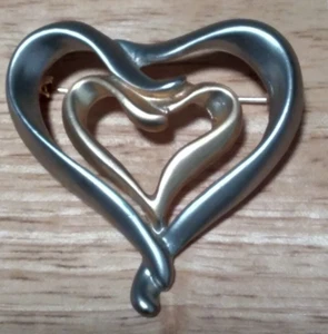 Broche Corazón Doble Tono Plata y Oro Cepillado = Corazón Dentro de Otro Corazón - Imagen 1 de 3