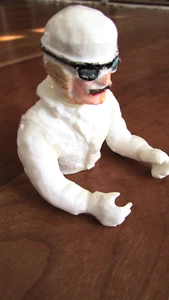 Vintage 1:12 Rennfahrer Helm Brille 2 3/4 Zoll hoch wie posiert individueller 3D Druck - Bild 1 von 9