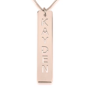 Colgante de barra vertical - nombre recortado personalizado enchapado en oro rosa - encaje ® - Imagen 1 de 8