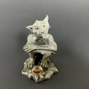 1995 Denicolo Sunglo Designs Figura de Peltre Gárgola con Bola de Cristal Ojos Rojos - Imagen 1 de 6