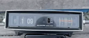 Vintage Lloyd's Flip Clock & Radio Model J649G-187A for restoration or parts - Picture 1 of 8