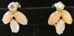 Vintage goldfarbene Clip-On Ohrringe mit rosa Glitzer & weißen Acryl Akzenten 1" - Bild 1 von 2
