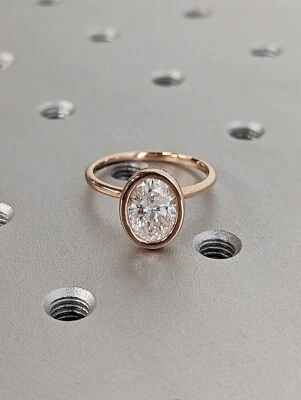 Anillo solitario de moissanita de oro rosa sólido de 10 quilates con forma ovalada de 2,25 quilates Foto 1 de 4