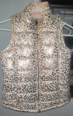 Colete inchado de inverno P. S. From Aeropostale tamanho 12 CREME COM ESTAMPA DE CHITA DOURADA  - Imagem 1 de 4