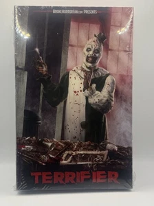 “Terrifier” VHS Witter BOOK BOX EDITION ORANGE CASSETTE TAPE - Imagen 1 de 3