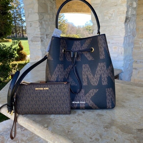 Borsa a mano nuova con etichette Michael Kors Suri grande secchio grafico logo cordino opzione