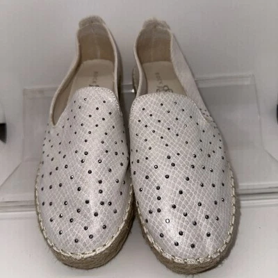 Rock & Republic Mujer Rainer Blanco Tachonado Alpargatas Planas Zapatos Sin Cordones Talla 7M Foto 1 de 4