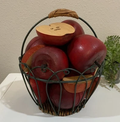 Cesta redonda de mimbre de metal verde de colección con manzanas de madera medias rebanadas enteras decoración Foto 1 de 4