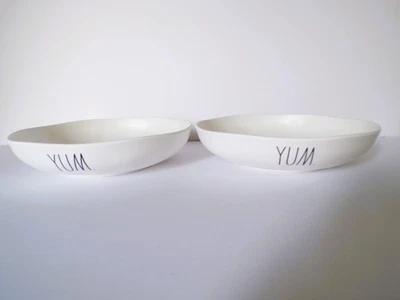 Tigelas de macarrão de melamina Rae Dunn "Yum" brancas com letras pretas--Lote de 2!! - Imagem 1 de 3