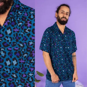 Camisa con estampado de leopardo azul atlántico de Run and Fly - Imagen 1 de 8