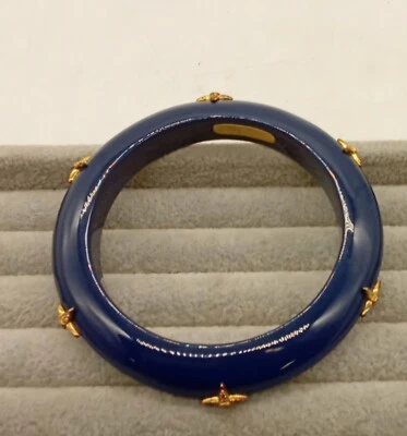 Brazalete de resina Miriam Salat azul marino con detalles de estrás de estrella dorada Foto 1 de 4