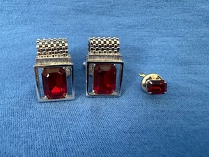 Gemelos de colección + tachuela de corbata color plata SWANK joyería piedras rectangulares rojas - Imagen 1 de 7