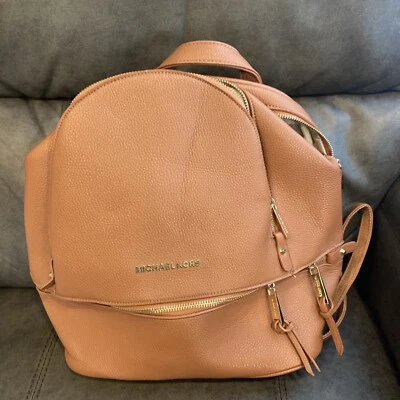 Mochila Michael Kors Rhea Marrón Guijarro Cuero Tono Dorado Bolso Mediano Foto 1 de 4