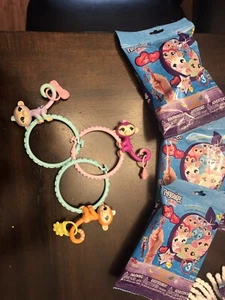 NEW 3 Fingerlings Minis Surprise Pack Figurine Charm & Bracelet ♡ Kait - Picture 1 of 2