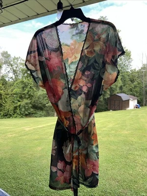 Bata corta vintage de plumas negra pura floral talla mediana Foto 1 de 4